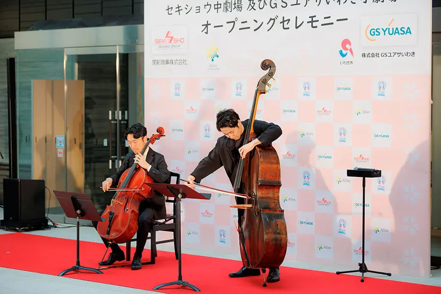 「伊達 LOW Strings」のお2人による演奏の様子